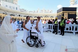 Presiden Kelima RI Megawati disapa jamaah asal Indonesia saat umrah