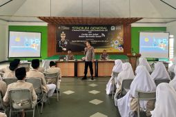 Polres Garut mengedukasi santri agar bijak saat bermedia sosial