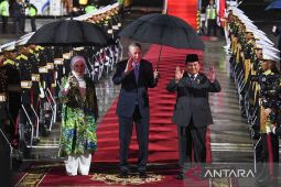 Hujan deras, Prabowo dan Presiden Erdogan berbagi payung di Halim