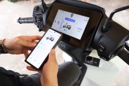 Tetap update dan terkoneksi saat di jalan dengan RoadSync Duo pada Honda CUV e: