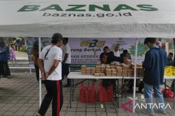 Baznas Sidoarjo salurkan makan siang dan pemeriksaan kesehatan gratis