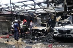 Kebakaran hanguskan tiga mobil di Ambon
