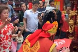736 Tatung gelar ritual bersih jalan di Kota Singkawang