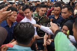 Wapres bagikan alat tulis di Samarinda