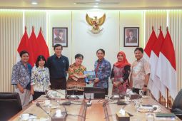 Menhut terbuka terkait konservasi
