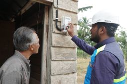 Galeri foto PLN - Petugas PLN nyalakan listrik dari program "Light Up The Dream"