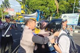 Ditlantas Polda Malut bagikan helm dan edukasi warga tingkatkan kesadaran berkendara