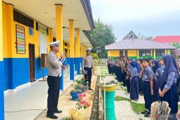 Polisi sosialisasi keselamatan berkendara ke pelajar di Konsel