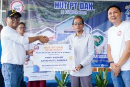 PT DAK salurkan bansos ke sekolah dan panti asuhan Pangkalpinang