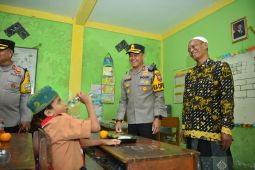 Polres Gresik bagikan MBG ke pelajar MI Ma'arif Al Hasani