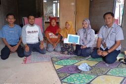 Terima bantuan PT Timah, Lia sujud syukur bisa berobat tumor otak
