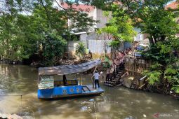 Pekerja perahu eretan di Kali Pesanggrahan dapatkan penghasilan Rp50 ribu/hari