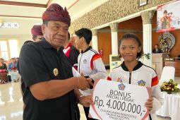 Penjabat Bupati Buleleng bagikan bonus atlet porjar