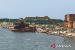 Pembongkaran pagar laut di perairan Bekasi dihentikan sementara
