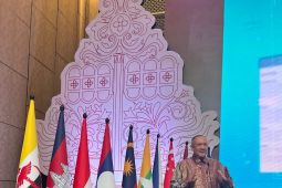 Raja Inggris Charles III anugerahkan OBE pada WNI Rino Donosepoetro