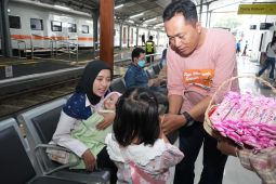 Daop 9 Jember bagikan coklat dan bunga saat Hari Kasih Sayang