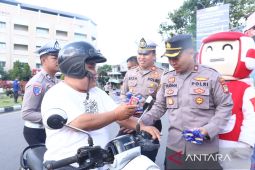 Polres Belitung bagikan cokelat ke pengendara tertib berlalu lintas