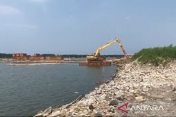 Pagar laut Paljaya Bekasi kembali dibongkar setelah terhenti sehari