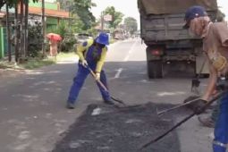 Pemkab Karawang dan Jasa Marga bersama perbaiki jalan akses tol yang rusak