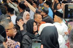 Isak tangis iringi kedatangan jenazah Renville Antonio di rumah duka