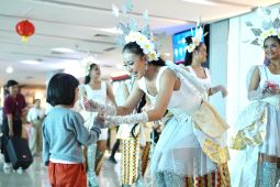 Bandara Ngurah Rai hadirkan parade dewa cinta berbusana Bali