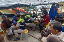 Polres Cirebon gencarkan layanan kesehatan bagi masyarakat pesisir via klinik apung