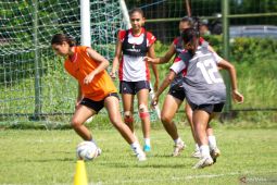 18 pesepak bola putri berangkat ke Saudi, termasuk Estella dan Sydney