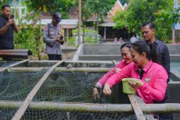 Bhayangkari tebar benih ikan dukung ketahanan pangan