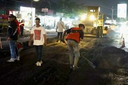 Bupati Karawang turunkan alat berat milik pribadi perbaiki akses gerbang tol