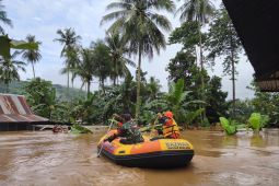 Baznas salurkan bantuan 200 paket sembako untuk korban banjir Makassar dan Maros