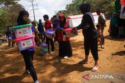 PMI Sultra salurkan bantuan ke korban kebakaran rumah di Kendari