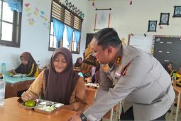 Polres Abdya beri makan bergizi gratis bagi 234 siswa SMP Setia