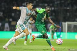 Super League: Diwarnai tiga kartu merah, laga PSBS lawan Persebaya berakhir imbang