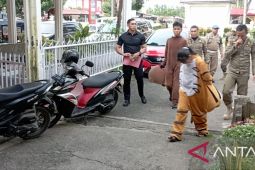 Solok tertibkan gepeng dan badut di sekitar lampu merah