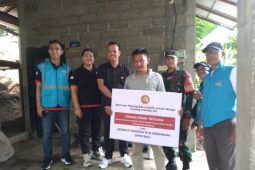 Pekerja PLN bantu listrik gratis untuk warga kurang mampu di Buleleng