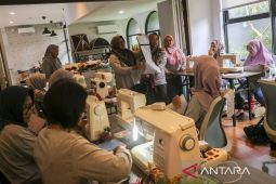 Pelatihan membuat tas di Rumah BUMN Cilegon