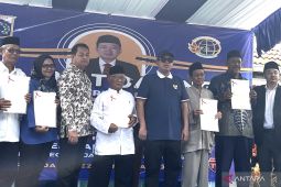 Nusron serahkan sertifikat hak guna bangunan ke warga Kampung Bermis Jakarta
