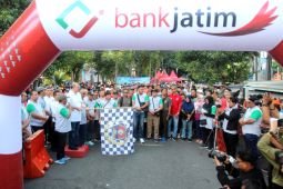Ribuan peserta meriahkan "Jalan Sehat Bersama Wartawan" PWI Jatim