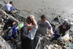 Aksi bersih-bersih sampah di Kenjeran