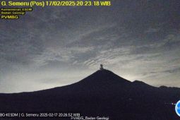 Gunung Semeru erupsi dengan letusan setinggi 500 meter di atas puncak