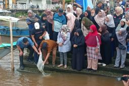 Pemkot gandeng UMKM tebar 3.000 benih ikan baung  di Sungai Musi