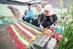 Jelang pelantikan, Khofifah ziarah ke makam suami dan orang tua