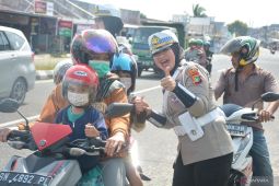 OKM 2025: Ditlantas Polda Babel bagi-bagi cokelat hingga helm SNI ke pengendara
