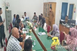 Puluhan pedagang Pasar Baru Panyabungan minta portal e parking di buka