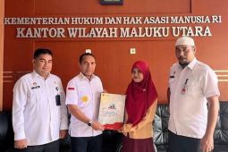 Kemenkum Malut Serahkan Dokumen Apostille kepada Calon Mahasiswi S2 ke Korsel