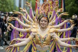 Seniman menampilkan tarian seribu tangan saat kirab budaya Cap Go Meh