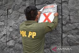 Satpol PP segel delapan bangunan tak miliki izin PBG di Surabaya