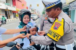 Satlantas Polres Mojokerto Kota bagikan helm saat operasi keselamatan