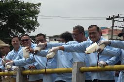 Pemprov Sumsel dan ratusan siswa bersihkan  sampah di Pasar Jakabaring