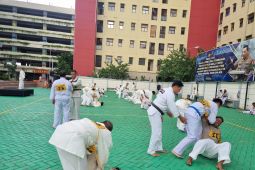 Polrestro Jakarta Barat menggelar tes beladiri praktis bagi personel